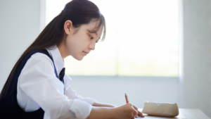 勉強する女子高生