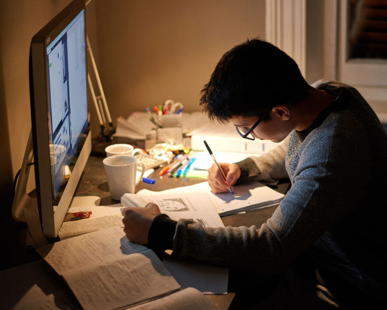 勉強をする男子